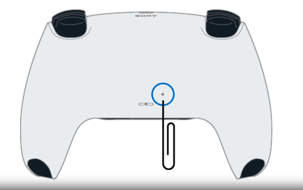 PS5コントローラーの背面にあるリセット用の小さな穴